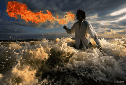 Анимированная открытка Мужчина с огнем в волнах
