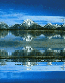 Анимированная открытка Горы отражаются в воде
