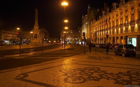 Открытка Изображена площадь, колонна в вечернее время
