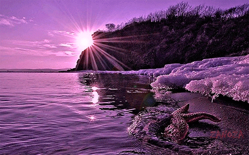 Анимированная открытка На картинке весенний закат. Тихие волны реки. Не растаявший снег на берегу.