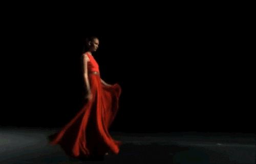 Анимированная открытка На картинке изображена идущая девушка в красном платье