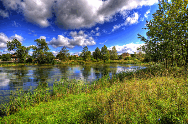 Анимированная открытка Конец лета... река... Берега покрыты травой и деревьями. Небо с облаками. Домик вдалеке.