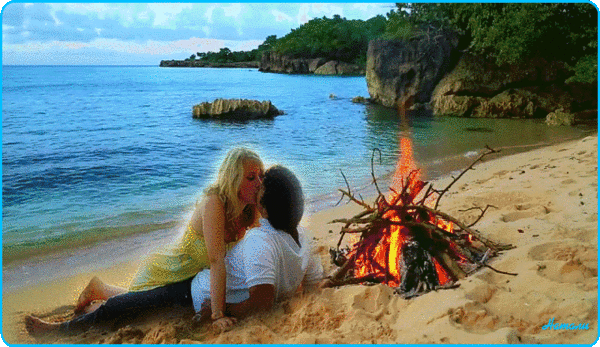 Анимированная открытка Целующаяся пара на берегу моря у костра