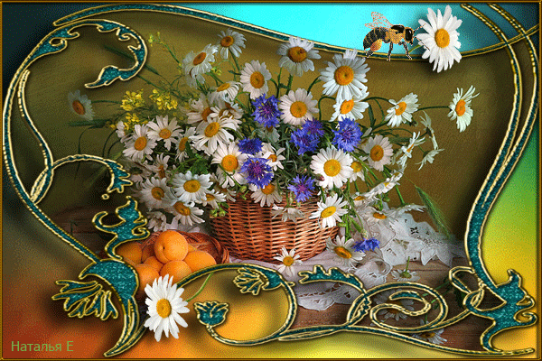 Анимированная открытка Изображена корзина с полевыми цветами и с фруктами.