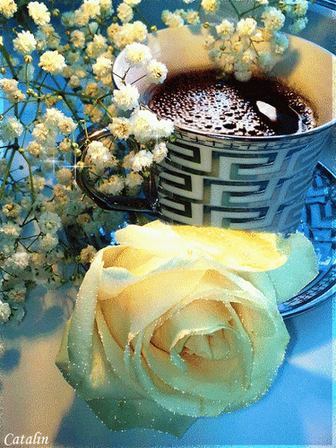 Анимированная открытка на изображении цветок и кружка