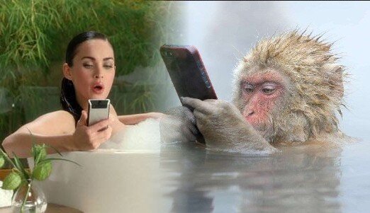 Открытка Девушка в ванной с телефоном. Современные технологии