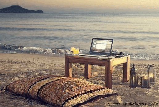 Анимированная открытка Рабочее место на берегу моря