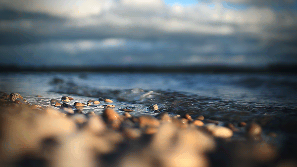 Анимированная открытка Маленькие речные волны накатывают на берег