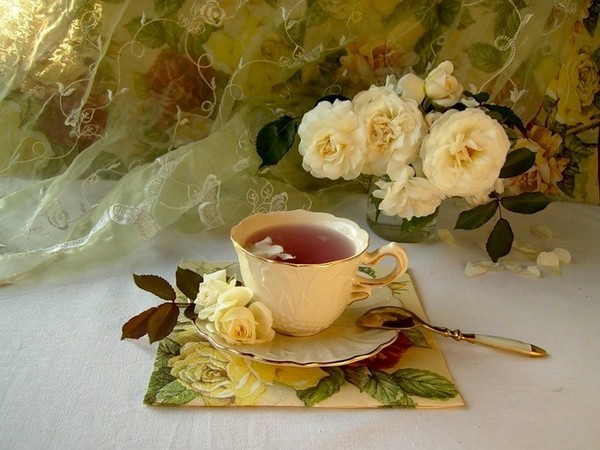Открытка Букет роз и чашка с блюдцем и ложечкой на столе