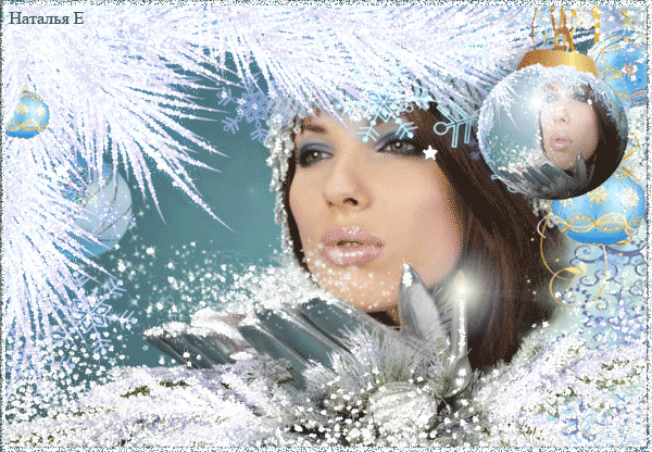 Анимированная открытка Девушка в новогоднем антураже и елочный шар с её отражением