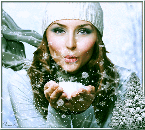 Анимированная открытка Девушка дует на снежинки