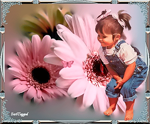 Анимированная открытка Девочка смотрит на бабочку