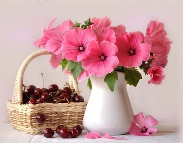 Открытка Розовые петуньи в вазе и черешня в корзинке