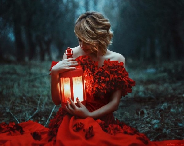 Открытка Девушка в красном платье