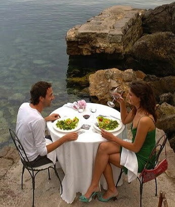 Открытка Романтический обед у моря