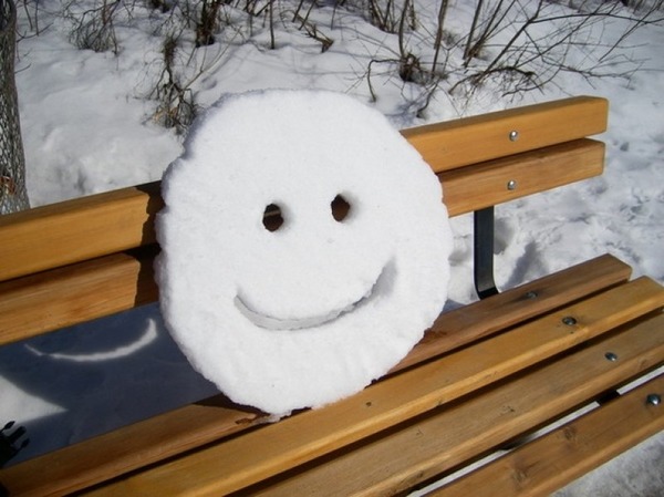 Открытка Скамейка со снежным смайликом.