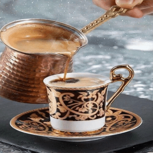 Анимированная открытка Кто-то наливает в чашку кофе