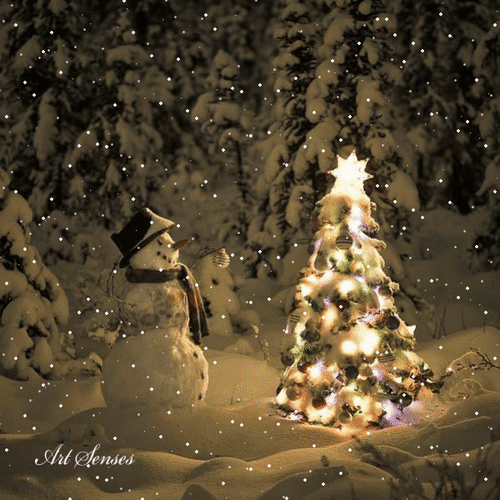 Анимированная открытка Снеговик и наряженая елка