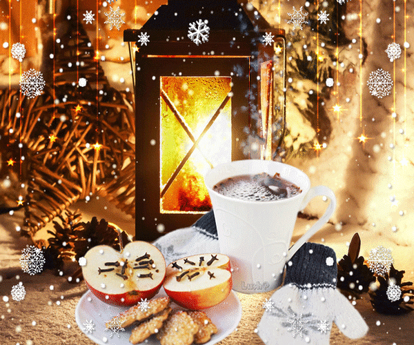 Анимированная открытка Зима: чашка чая, на блюдце две половинки яблока, печенье, рукавичка