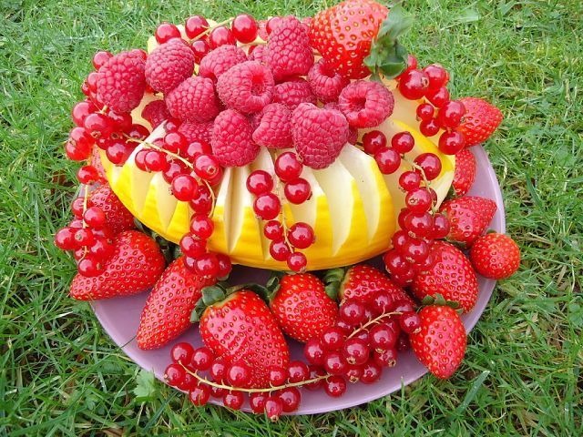 Открытка Тарелка с фруктами и ягодами