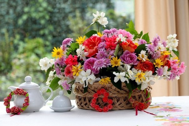 Открытка На столе корзина с цветами, белый чайничек и масленица,