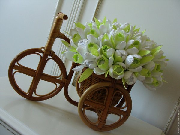Открытка Корзина с цветами на декоративном и необычном деревянном велосипеде