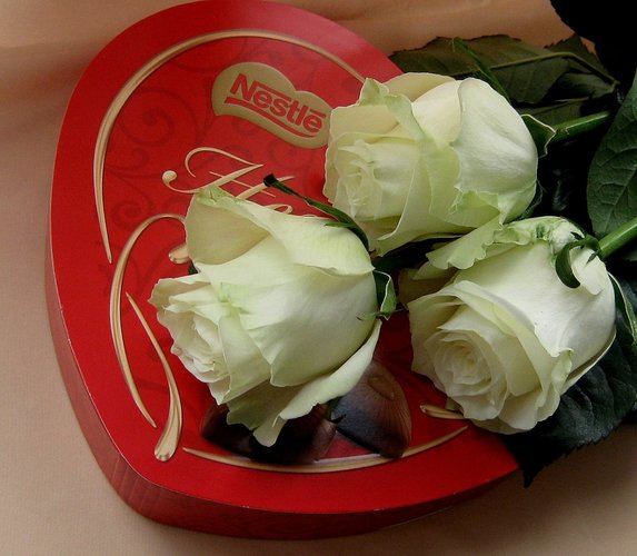 Открытка Коробка конфет Nestle и три белые розы.