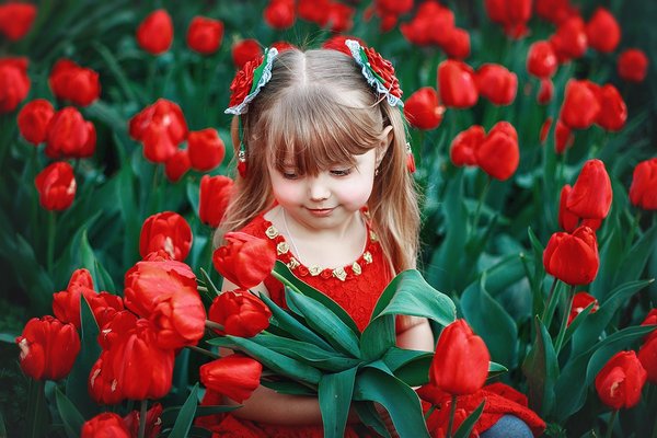Открытка Девочка тюльпан